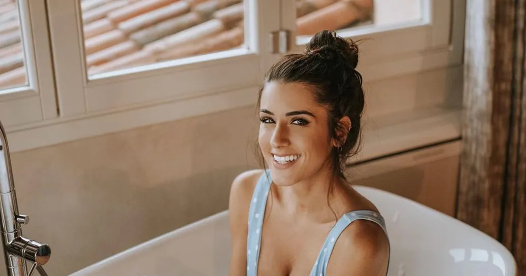 Sguardo sorridente e curve mozzafiato, Valentina Vignali incanta tutti