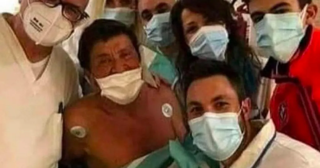 La foto di Gianni Morandi insieme ai medici: le sue condizioni di salute dopo le ustioni