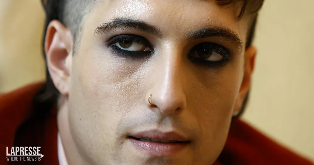 Damiano David dei Måneskin nella foto in bianco e nero è pazzesco