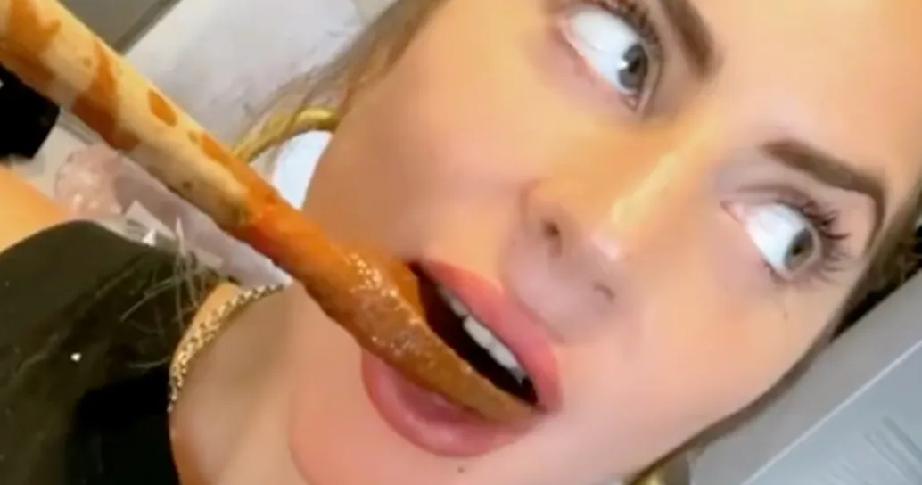 Lady Gaga prepara la pizza fatta in casa, ma c’è un clamoroso errore