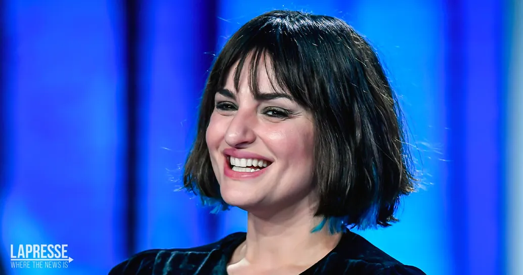 Arisa dice addio ai capelli lunghi e su Instagram sfoggia il nuovo taglio rasato