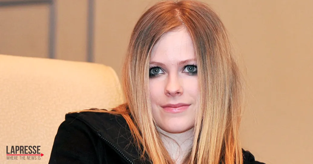 Le nuove foto di Avril Lavigne mostrano che non è cambiata per nulla