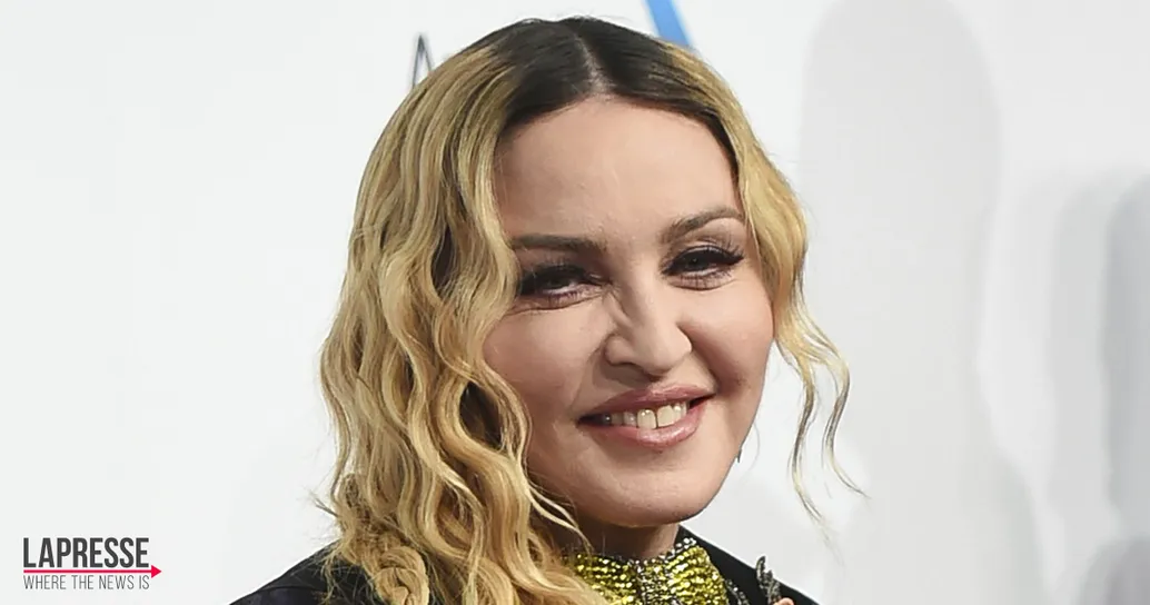 Madonna arriva a Lecce col treno regionale e passeggia per la città: foto e video