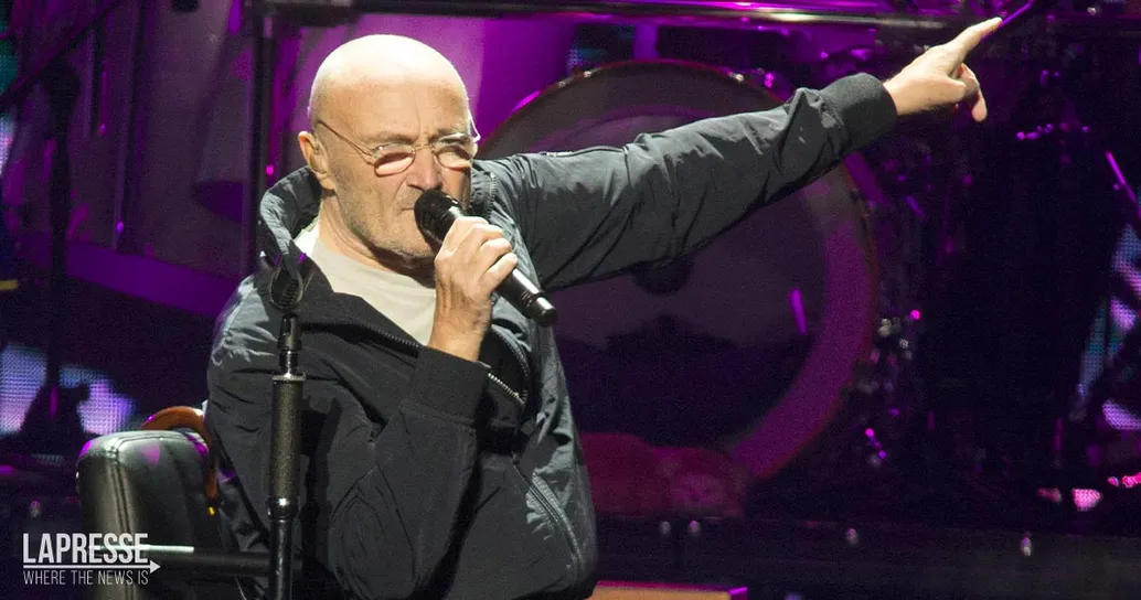 Peggiorano le condizioni di salute di Phil Collins: “Non riesco più a tenere una bacchetta in mano”