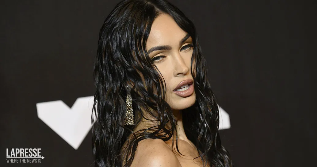 Megan Fox ai VMA in un abito dalle trasparenze mozzafiato: le foto