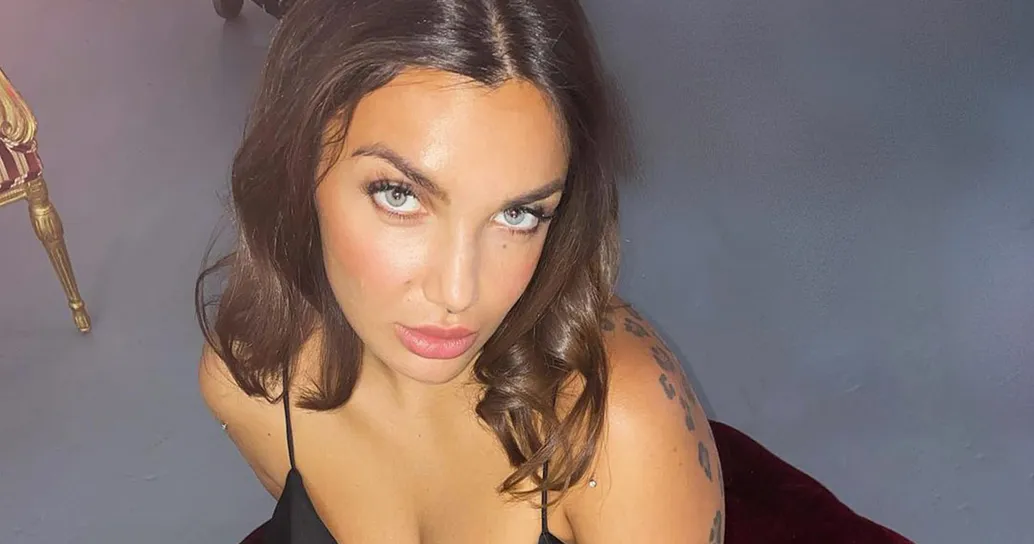 Elettra Lamborghini è stupenda: la foto in sottoveste scatena i fan