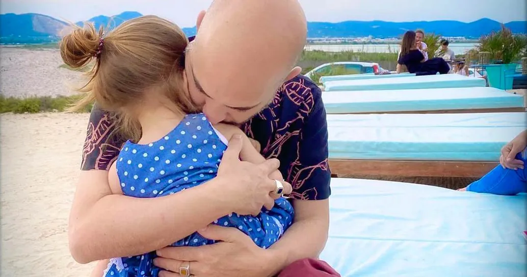 Giuliano Sangiorgi ha scritto una canzone per il compleanno della figlia: il video è dolcissimo