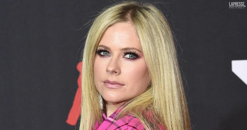 Avril Lavigne trasforma la canzone “Sk8er boi” in un film