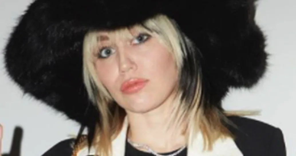 Miley Cyrus cambia hair look: il bicolor è con mèches scure