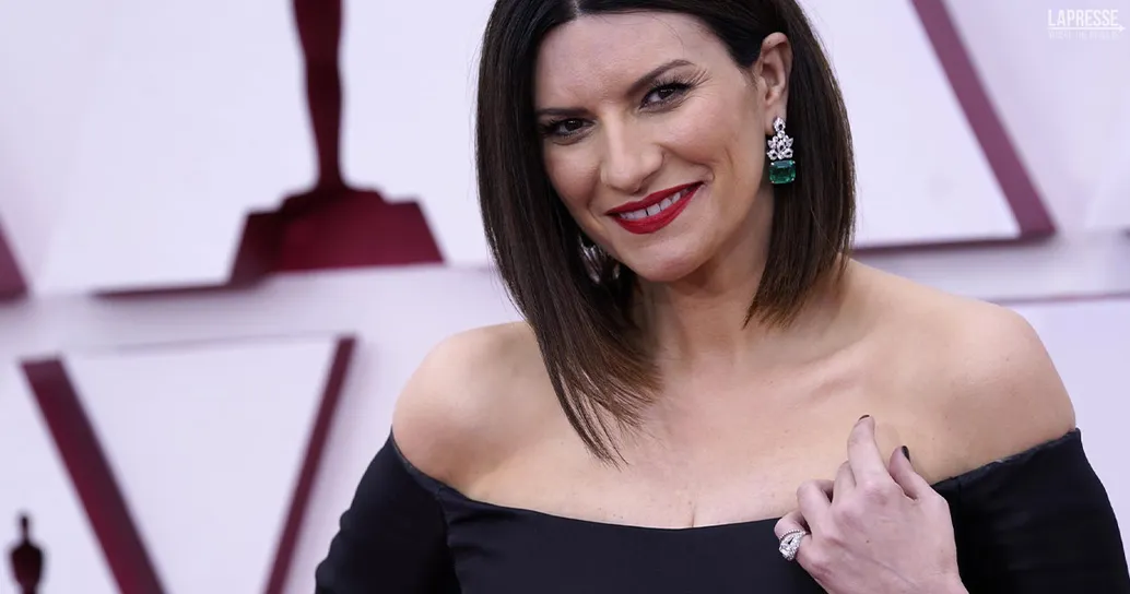 Laura Pausini scrive una lettera commovente alla sorella: “in queste foto sembriamo tornate bambine”