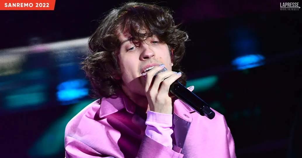 Sangiovanni a Sanremo 2022: la scelta dell’outfit rosa e il dolce messaggio di Giulia Stabile