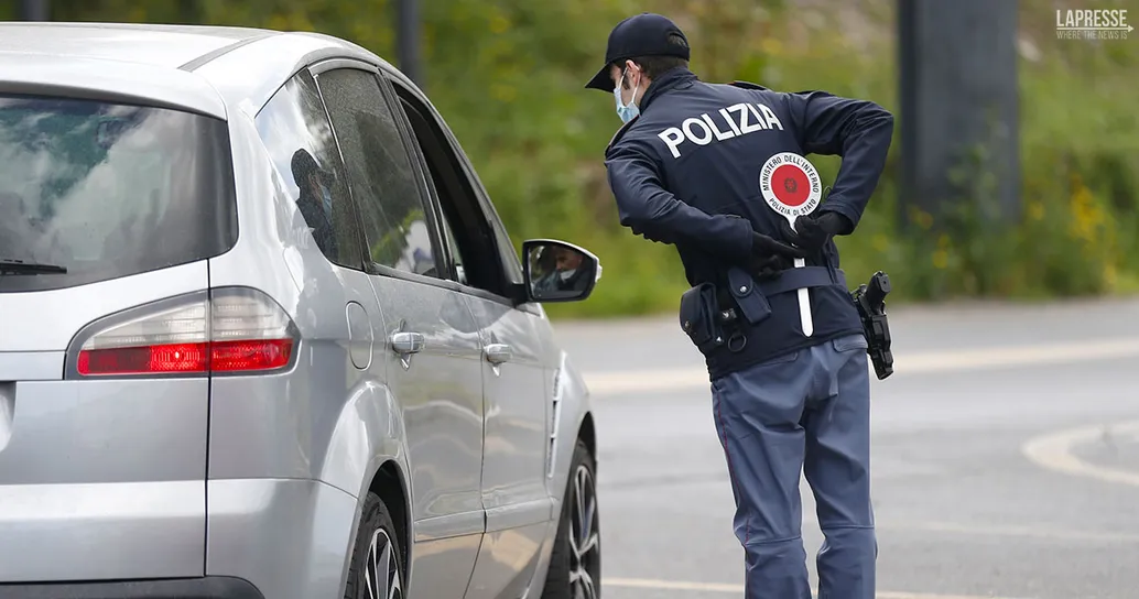 Fermato dalla polizia: circolava da 36 anni senza patente e assicurazione