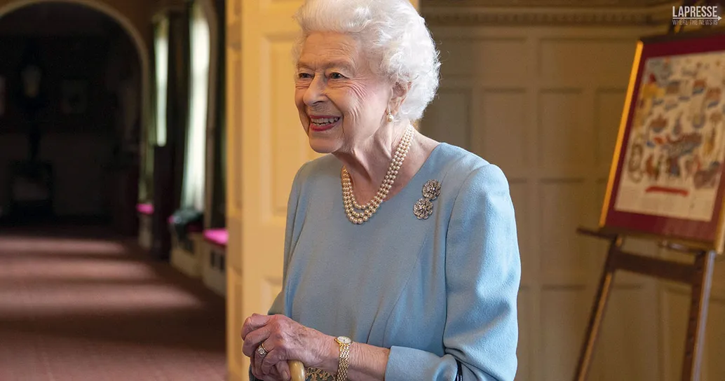 La regina Elisabetta a 95 anni, per la prima volta con il bastone