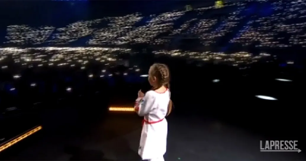 La bambina che cantava Frozen nel bunker di Kiev ora si è esibita davanti a migliaia di persone