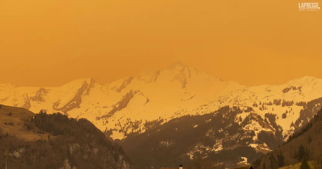 La sabbia del Sahara avvolge l’Europa: le surreali immagini delle montagne “marziane”