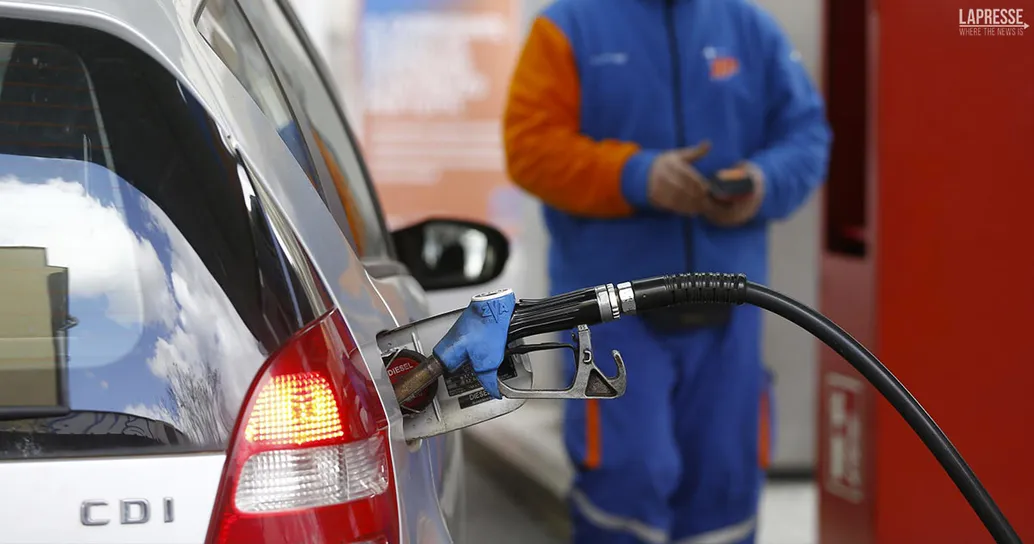 Tagli ai prezzi sulla benzina e aiuti per le bollette: le nuove misure del governo