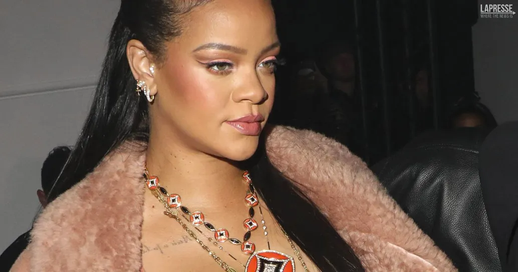 Ecco com’era Rihanna da bambina: la foto insieme alla mamma è dolcissima