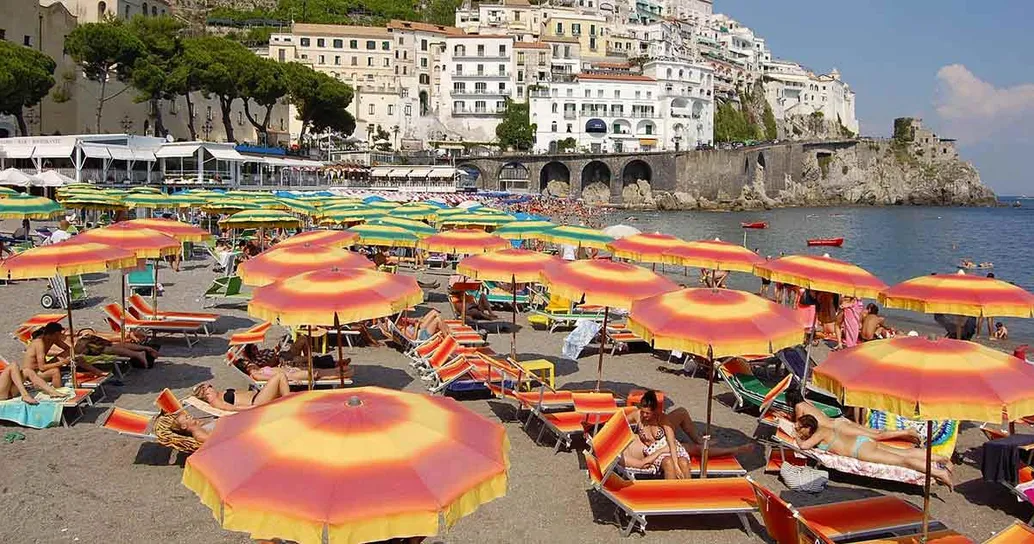 Ombrelloni senza distanziamento e giochi in spiaggia: le regole per l’estate 2022