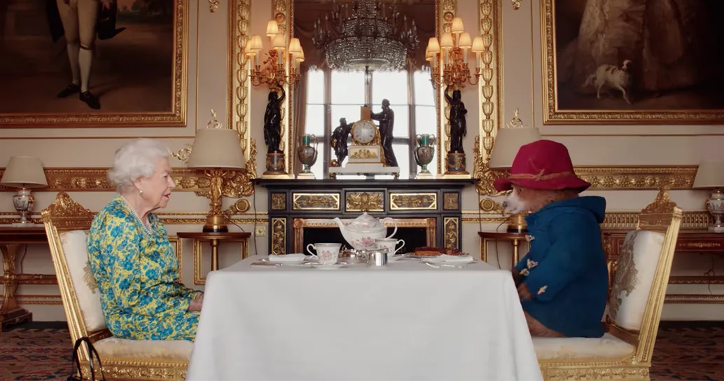 “Grazie Signora, per tutto”: anche l’orso Paddington omaggia la Regina