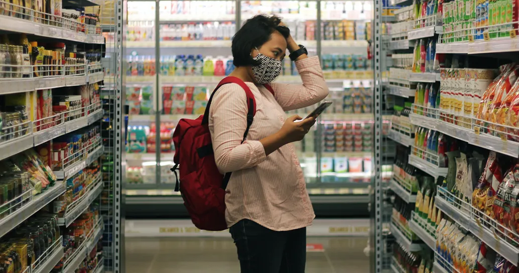 Se vuoi risparmiare non usare lo smartphone facendo la spesa: ecco cosa dice la ricerca