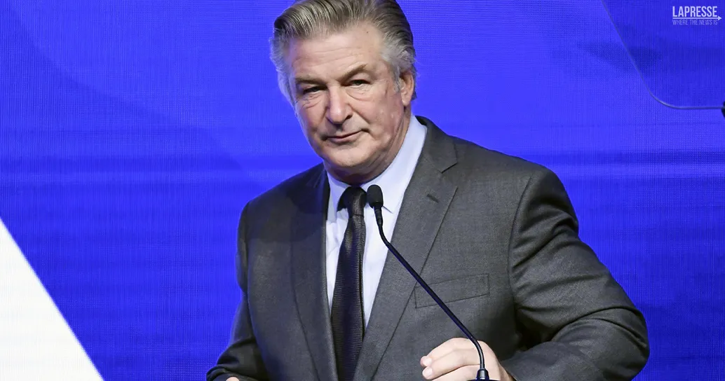 La causa contro Alec Baldwin per l’incidente sul set di “Rust” sarà archiviata: parla il marito della vittima
