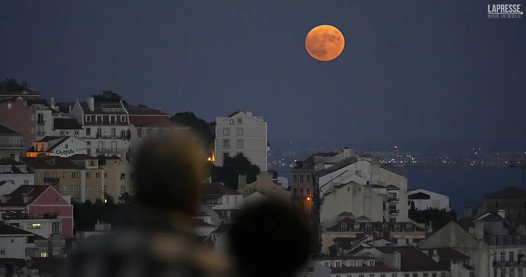 Stelle cadenti e il bacio tra la Luna e Saturno: ecco quando vedere il romantico spettacolo nei nostri cieli