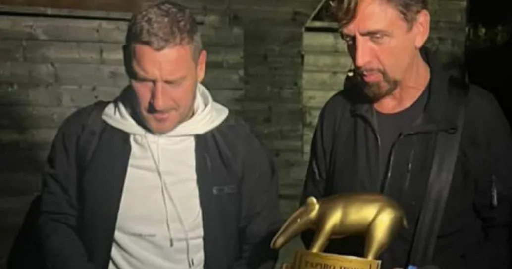 Francesco Totti riceve il tapiro da “Striscia La Notizia”: ecco come ha reagito