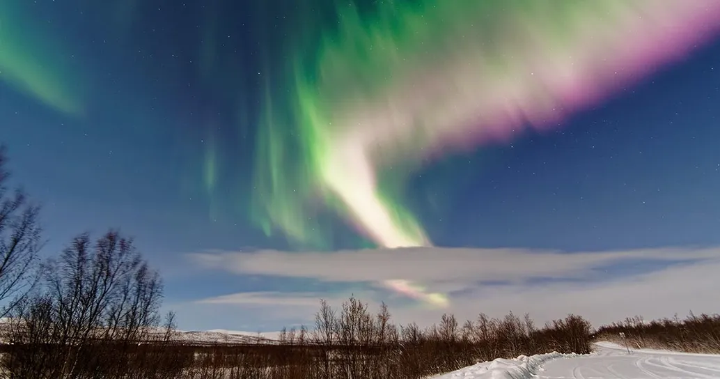 Un’incantevole aurora rosa sovrasta i cieli norvegesi: le immagini