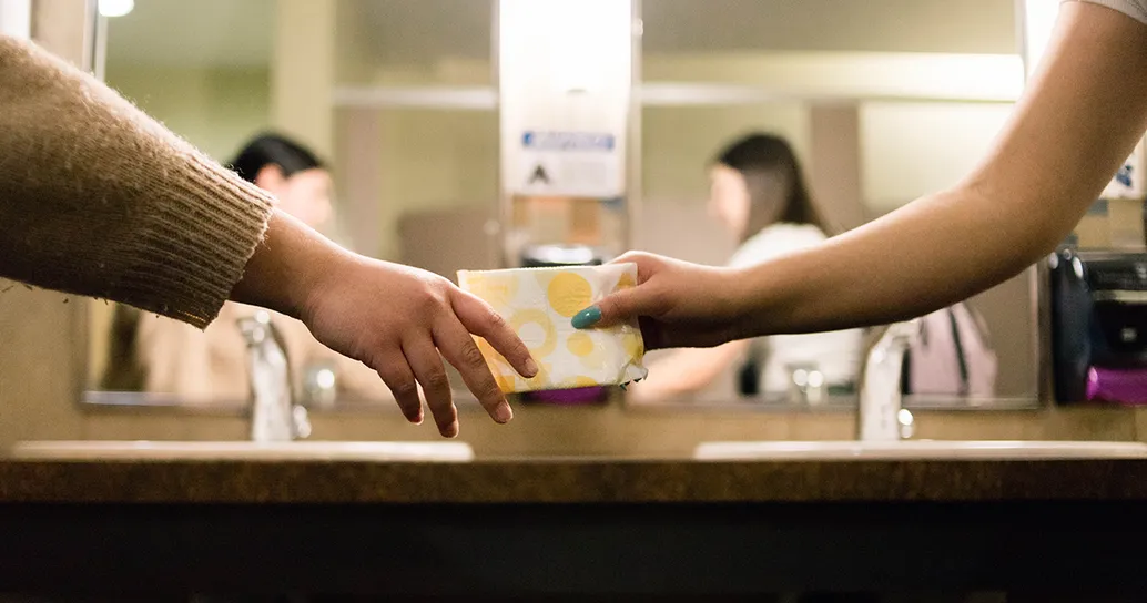 L’Università di Padova prima in Italia a fornire assorbenti gratis: “Per un ateneo inclusivo ed equo”