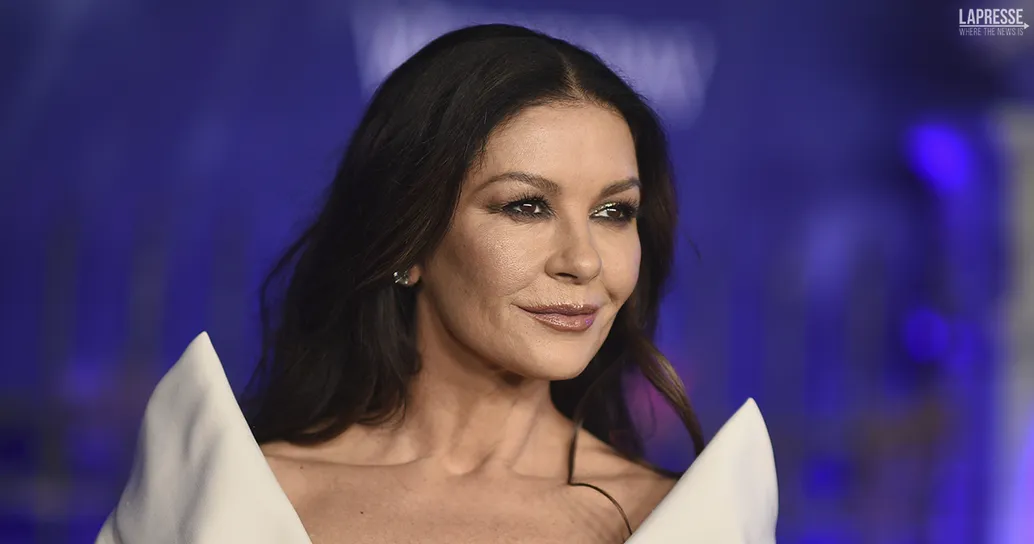 Catherine Zeta-Jones e il look da Morticia anche fuori dal set: la foto su Instagram è boom di like