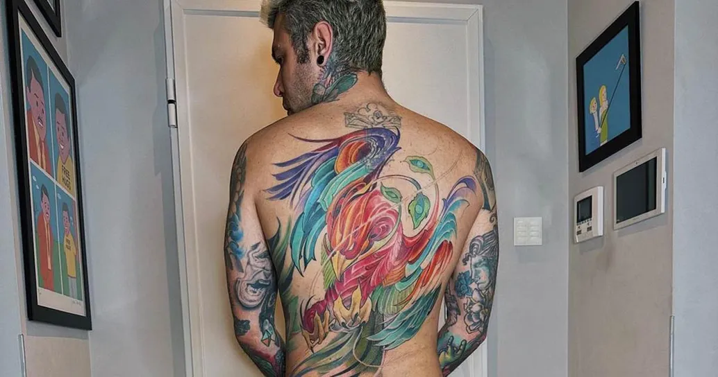 Fedez è completamente nudo per mostrare il suo maestoso tatuaggio: ecco la reazione dei follower