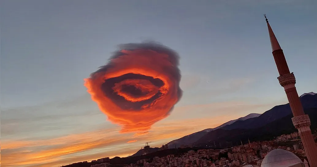 Nel cielo appare una nuvola che sembra uscita da Stranger Things: il video