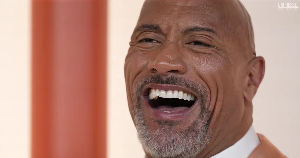 Dwayne Johnson, ‘The Rock’ si fa truccare dalle sue figlie: il video del disastroso ma divertente make up