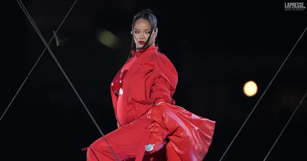 Rihanna posta una foto del suo bimbo e i commenti arrivano a migliaia: “Già icona di stile”