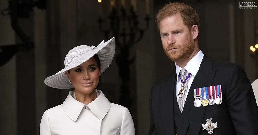 Inseguiti dai paparazzi Harry e Meghan coinvolti in un incidente d’auto: i primi dettagli