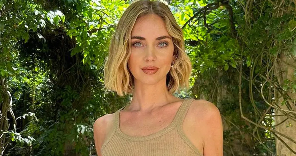 In canotta senza reggiseno, la foto di Chiara Ferragni scatena le critiche: ecco i commenti
