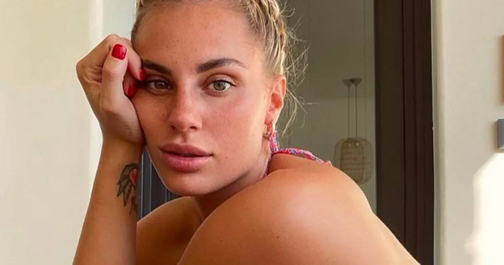 “Avanti un altro”: Francesca Brambilla corre in tanga nel prato, le foto sono pazzesche