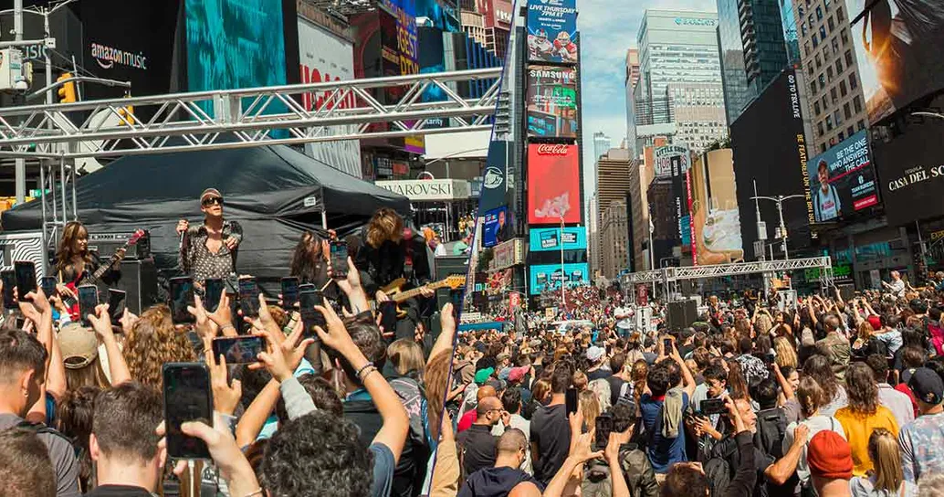 I Måneskin hanno tenuto un concerto a sorpresa a Times Square: ecco il video