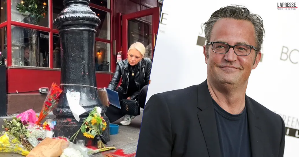 Sotto l’iconico edificio di “Friends” i fan si sono riuniti portando fiori e biglietti in ricordo a Matthew Perry