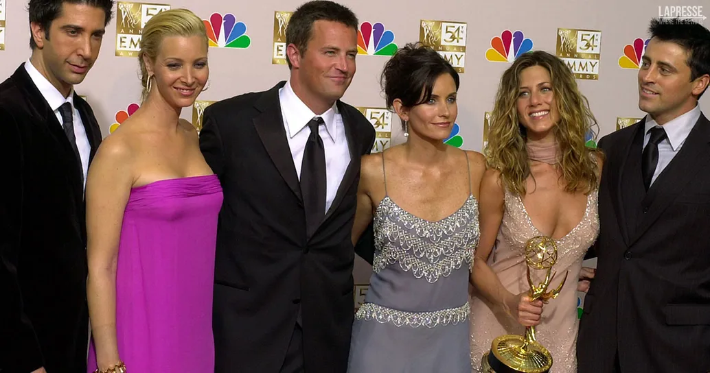 Il cast di “Friends” rompe il silenzio dopo la morte di Matthew Perry: “Siamo una famiglia”