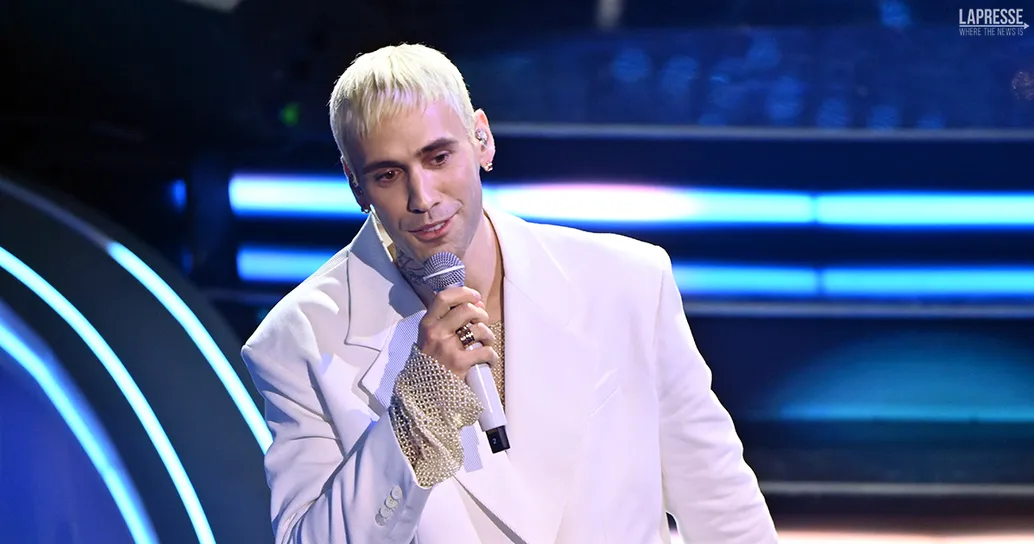 Tutta l’emozione di Mr. Rain che canta “Supereroi” per Papa Francesco e migliaia di bambini