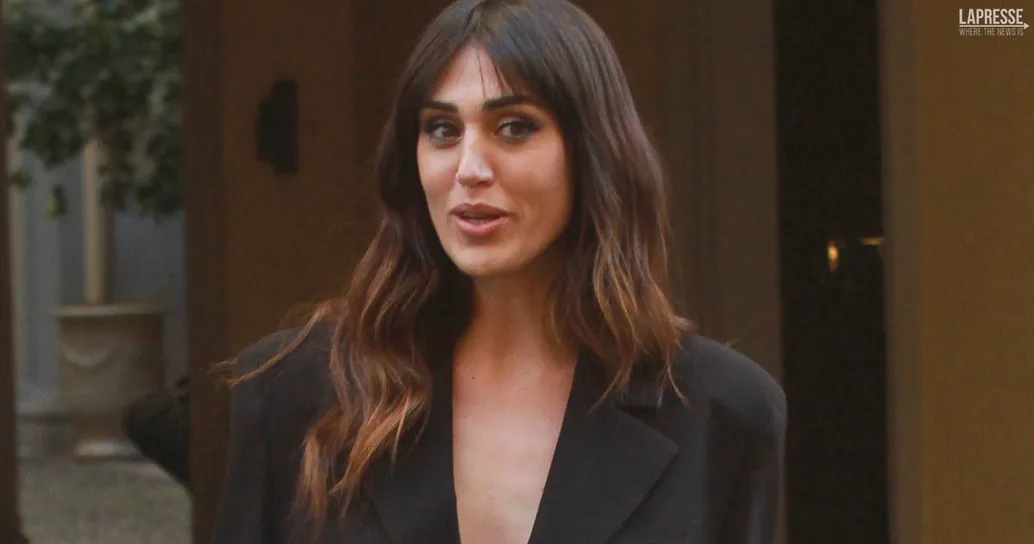 La giacca si apre e.. la foto in intimo di Cecilia Rodriguez lascia tutti senza parole