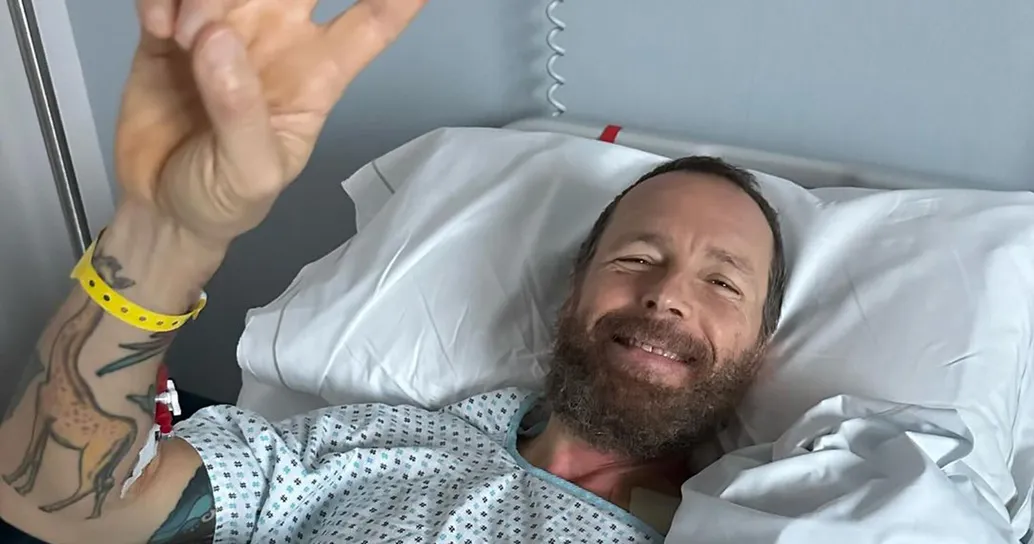 Jovanotti operato al femore aggiorna i fan dall’ospedale: come sta
