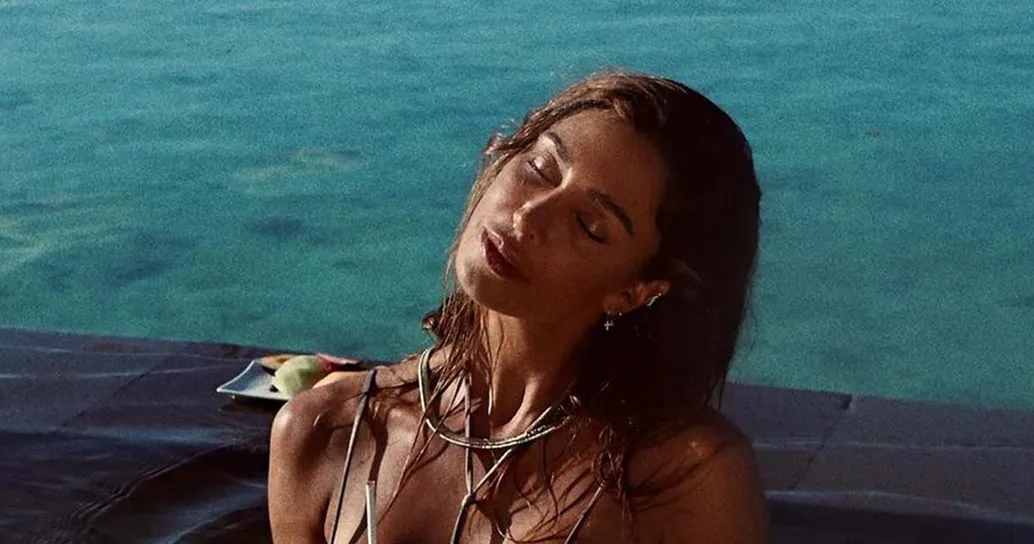 Nuda nella vasca da bagno, Belen lascia i follower senza parole