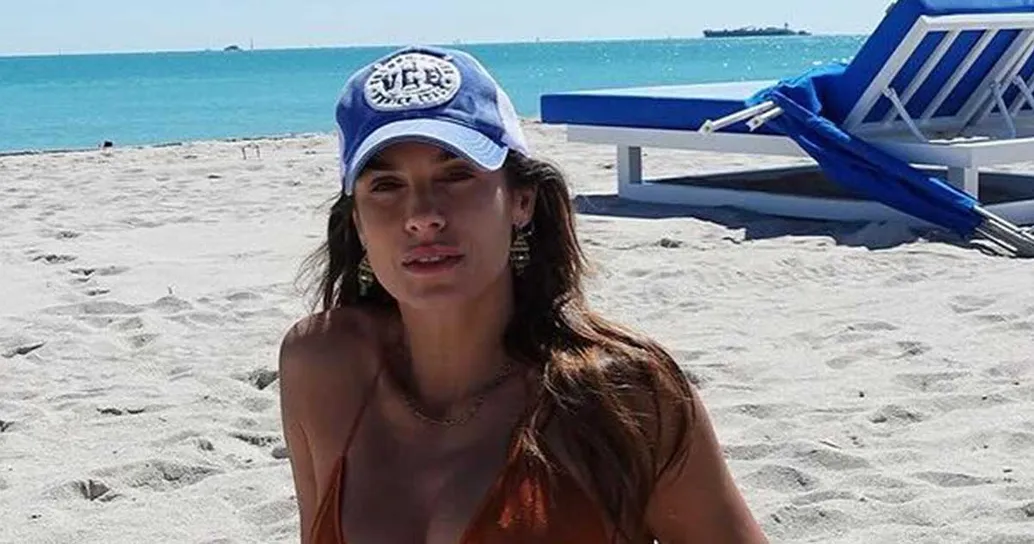 “E la sirenetta muta”: i follower si scatenano per le foto in bikini di Elisabetta Canalis, ecco i commenti