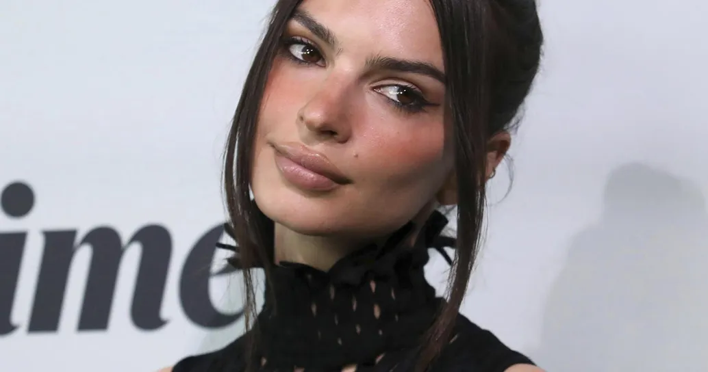 Emily Ratajkowski si spoglia in spiaggia, le foto dei paparazzi fanno il giro del mondo