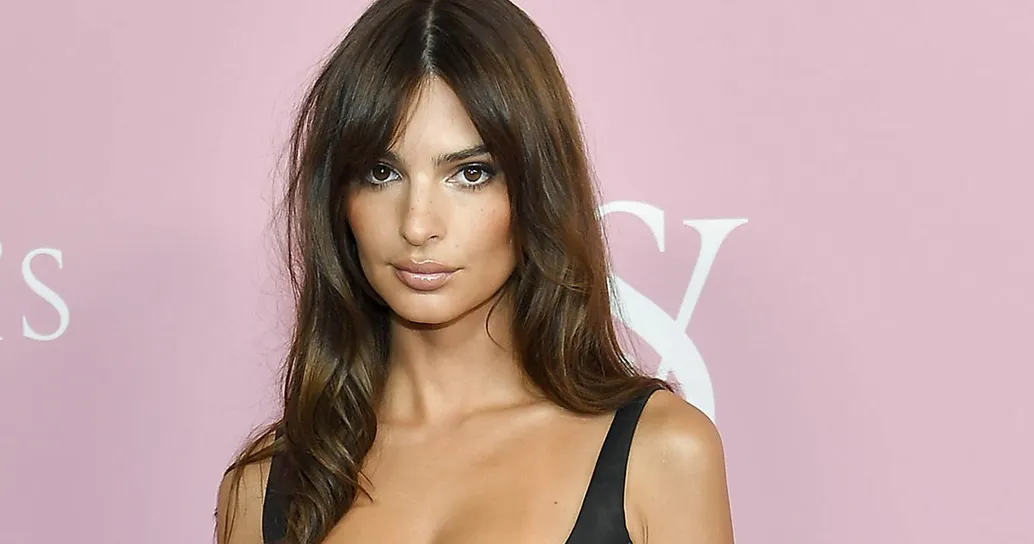 Emily Ratajkowski completamente nuda: la foto sotto la doccia scatena i follower, ecco i commenti