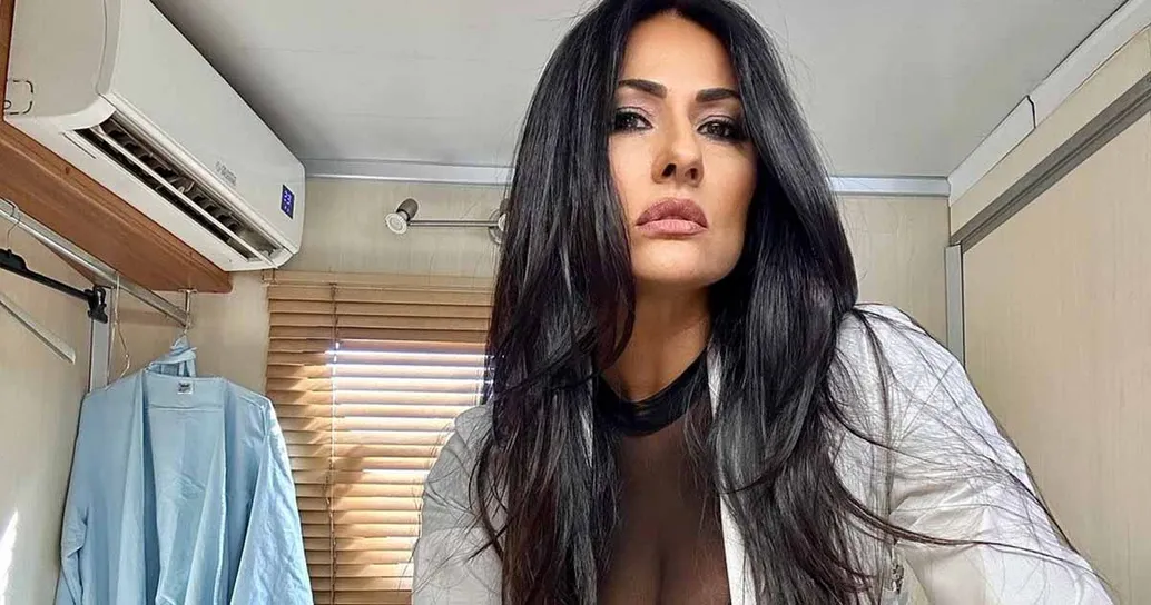 “Avanti un altro”: il camice si apre e… Maria Mazza è un sogno