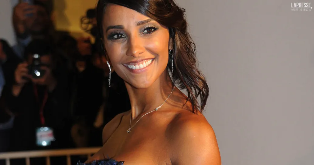 Curve mozzafiato, Juliana Moreira esce dall’acqua come una splendida Sirenetta