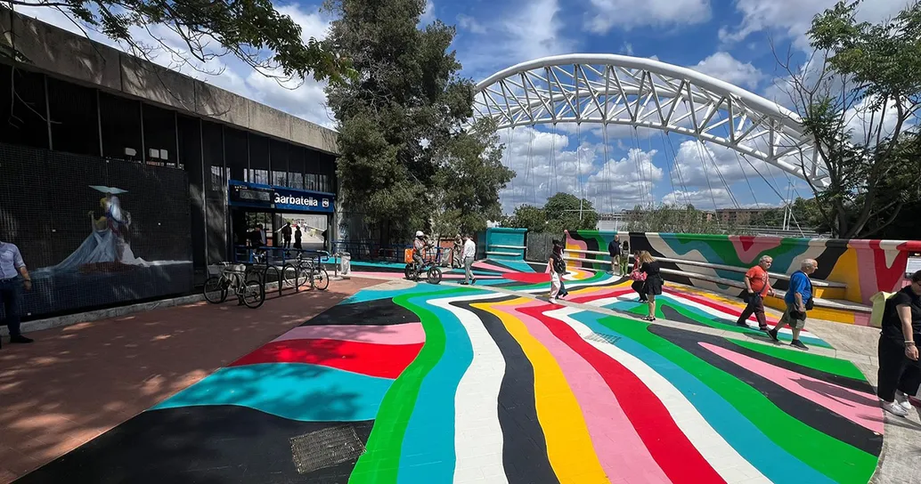 La stazione di Garbatella ospita un ecomurales coloratissimo che purifica l’aria